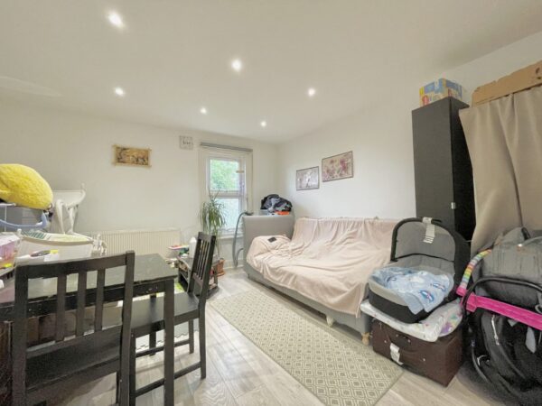 First Floor rear Flat, Long Lane, London N3 2PU