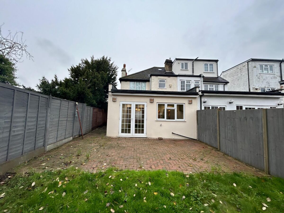 Warwick Avenue, Edgware HA8 8UQ