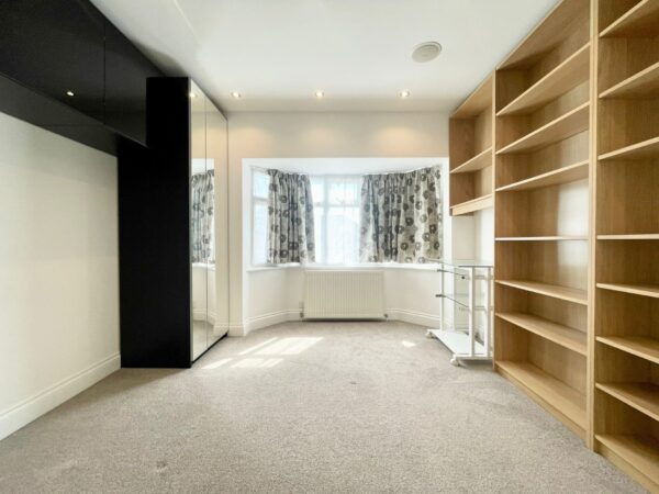 Kenilworth Rd, London, Edgware HA8 8XA