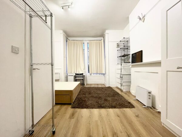 Queen Elizabeth's Walk, London, N16 5UZ