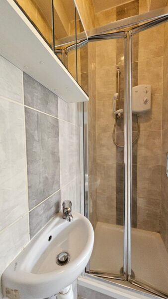 198 Shelbourne Road, London N17 9YB