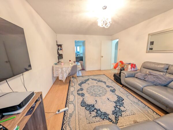 Moray Cl, Edgware HA8 8AT